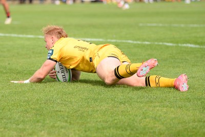 060925 - Hartpury College v Dragons RFC - Preseason Friendly - David Richards of Dragons scores a try