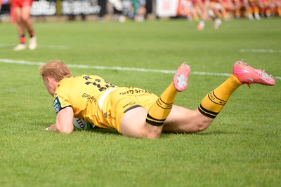 060925 - Hartpury College v Dragons RFC - Preseason Friendly - David Richards of Dragons scores a try