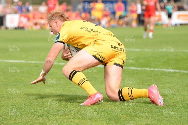 060925 - Hartpury College v Dragons RFC - Preseason Friendly - David Richards of Dragons scores a try