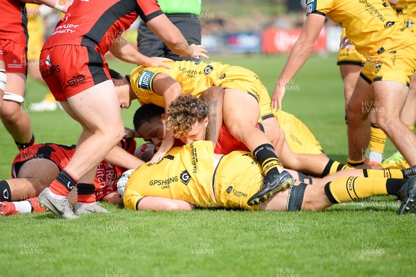 060925 - Hartpury College v Dragons RFC - Preseason Friendly - Harrison Keddie of Dragons scores a try