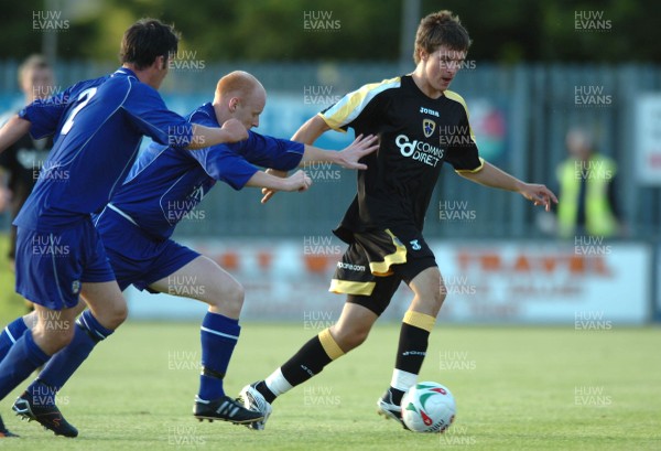 06.08.07 - Haverfordwest County v Cardiff City - Cardiff's Aaron Ramsey holds off the Haverfordwest defence 