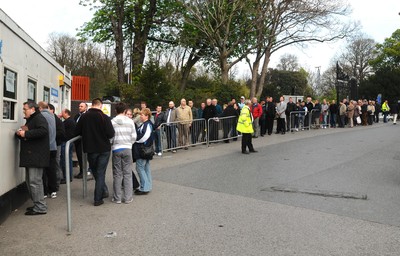 Heineken Cup ticket queue 160409