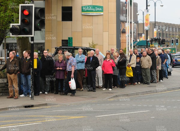 16.04.09 - Fans queue for Heineken tickets which were on sale at Cardiff Arms Park .. 