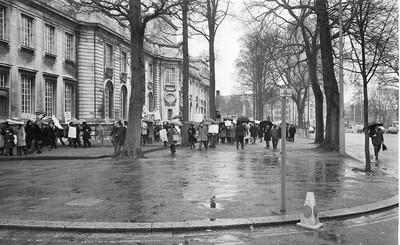 060375 - Dr Henry Kissinger visit to Cardiff for the ceremony to give Jim Callaghan the Freedom of the City  Protesters gather for the arrival of US Secretary of State, Dr Henry Kissinger at Cardiff City Hall