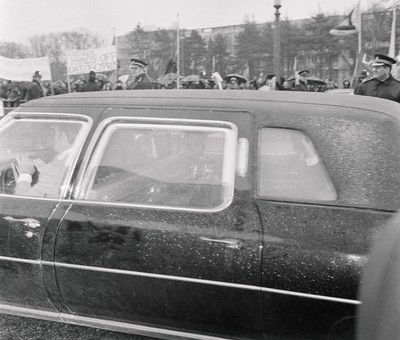 060375 - Dr Henry Kissinger visit to Cardiff for the ceremony to give Jim Callaghan the Freedom of the City  The US Secretary of State, Dr Henry Kissinger arrives at Cardiff City Hall