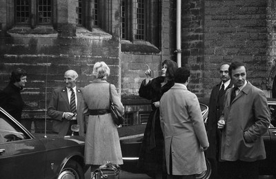 060375 - Dr Henry Kissinger visit to Cardiff for the ceremony to give Jim Callaghan the Freedom of the City  US Secretary of State Dr Henry Kissinger's wife Nancy points at something at Cardiff Castle