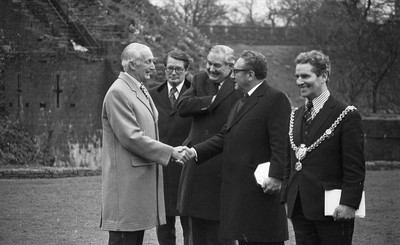 060375 - Dr Henry Kissinger visit to Cardiff for the ceremony to give Jim Callaghan the Freedom of the City  US Secretary of State Dr Henry Kissinger with Foreign Secretary Jim Callaghan and the US Ambassador to the UK Elliot Richardson and the Lord Mayor of Cardiff Albert Huish We are trying to trace the name of the man in the light coat