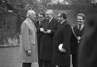 060375 - Dr Henry Kissinger visit to Cardiff for the ceremony to give Jim Callaghan the Freedom of the City  US Secretary of State Dr Henry Kissinger with Foreign Secretary Jim Callaghan and the US Ambassador to the UK Elliot Richardson and the Lord Mayor of Cardiff Albert Huish We are trying to trace the name of the man in the light coat