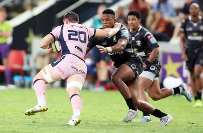 270326 - Hollywoodbets Sharks v Cardiff Rugby, United Rugby Championship - Phepsi Buthelezi of the Hollywoodbets Sharks tackling Taine Basham of Cardiff Rugby 