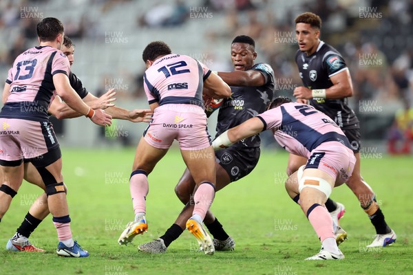 270326 - Hollywoodbets Sharks v Cardiff Rugby, United Rugby Championship - Phepsi Buthelezi of the Hollywoodbets Sharks is challenged by Ben Thomas of Cardiff
