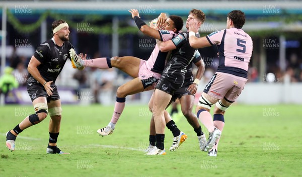 270326 - Hollywoodbets Sharks v Cardiff Rugby, United Rugby Championship - Ethan Hooker of the Hollywoodbets Sharks holding up Ben Thomas of Cardiff 