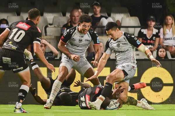 251123 - Hollywoodbets Sharks v Dragons RFC - United Rugby Championship - Rio Dyer of Dragons RFC and Sio Tomkinson of Dragons RFC compete for the ball with Makazole Mapimpi (11)