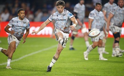 090525 - Hollywoodbets Sharks v Ospreys - United Rugby Championship - Dan Edwards of the Ospreys