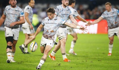 090525 - Hollywoodbets Sharks v Ospreys - United Rugby Championship - Dan Edwards of the Ospreys