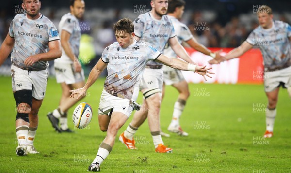 090525 - Hollywoodbets Sharks v Ospreys - United Rugby Championship - Dan Edwards of the Ospreys