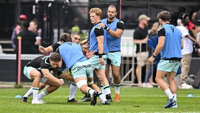 260926 - Hollywoodbets Sharks v Ospreys - United Rugby Championship - Ospreys warming up