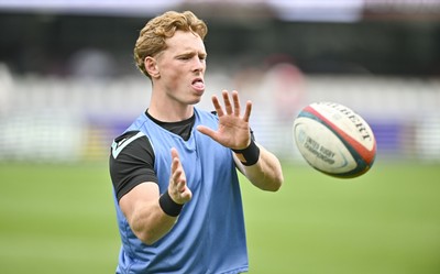 260926 - Hollywoodbets Sharks v Ospreys - United Rugby Championship - Ospreys warming up