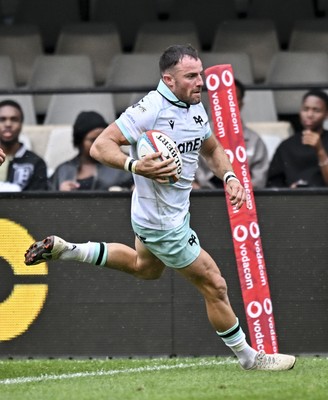 260926 - Hollywoodbets Sharks v Ospreys - United Rugby Championship - Luke Morgan of Ospreys runs round Luan Giliomee of The Sharks to score their first try
