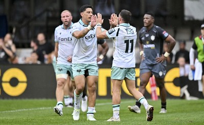 260926 - Hollywoodbets Sharks v Ospreys - United Rugby Championship - Ospreys celebrate the try by Luke Morgan (11)