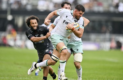 260926 - Hollywoodbets Sharks v Ospreys - United Rugby Championship - Jaden Hendrikse of The Sharks hangs onto Liam Wright of Ospreys