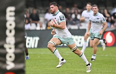 260926 - Hollywoodbets Sharks v Ospreys - United Rugby Championship - Liam Wright of Ospreys runs in to score a try