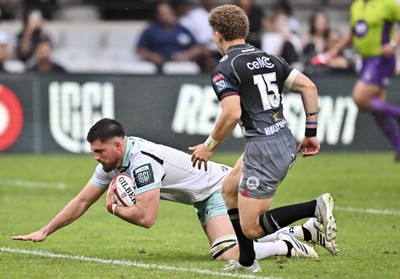 260926 - Hollywoodbets Sharks v Ospreys - United Rugby Championship - Liam Wright of Ospreys runs in to score a try