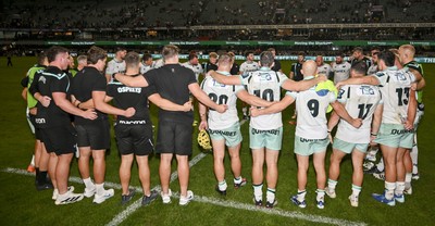 260926 - Hollywoodbets Sharks v Ospreys - United Rugby Championship - Ospreys huddle