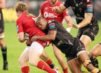 170525 - Hollywoodbets Sharks v Scarlets - United Rugby Championship - Makazole Mapimpi of the Hollywoodbets Sharks tackling Blair Murray of the Scarlets