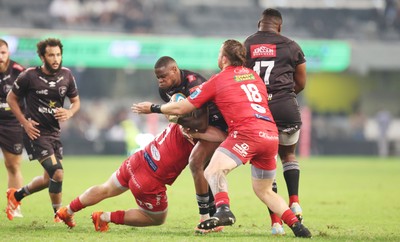 170525 - Hollywoodbets Sharks v Scarlets - United Rugby Championship - Sam Wainwright of the Scarlets tackling Aphelele Fassi of the Hollywoodbets Sharks