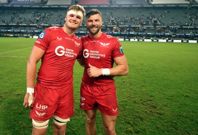 170525 - Hollywoodbets Sharks v Scarlets - United Rugby Championship -  Taine Plumtree of the Scarlets with Johnny Williams of the Scarlets