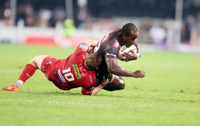 170525 - Hollywoodbets Sharks v Scarlets - United Rugby Championship - Sam Costelow of the Scarlets tackling Yaw Penxe of the Hollywoodbets Sharks