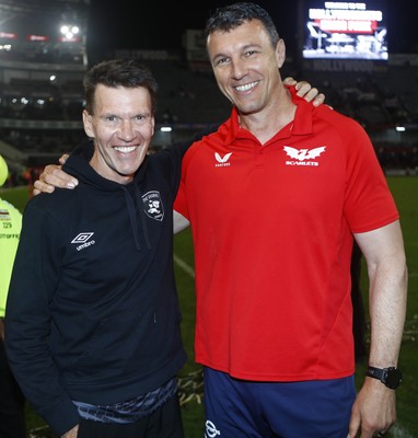 170525 - Hollywoodbets Sharks v Scarlets - United Rugby Championship - Jimmy Wright (Biokinetcist) of the Hollywoodbets Sharks with Albert Van Den Berg (Forward Coach) of the Scarlets
