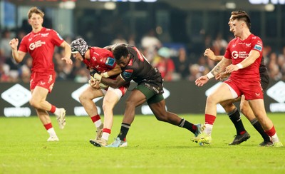 170525 - Hollywoodbets Sharks v Scarlets - United Rugby Championship - Tinotenda Mavesere of the Hollywoodbets Sharks tackling Tom Rogers of the Scarlets