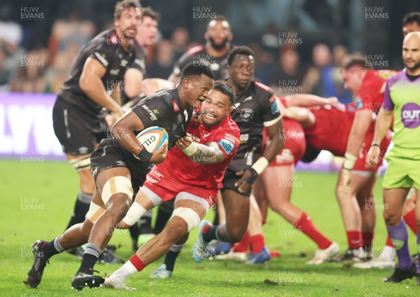 170525 - Hollywoodbets Sharks v Scarlets - United Rugby Championship - Vaea Fifita of the Scarlets looks to tackle Phendulani Buthelezi of the Hollywoodbets Sharks