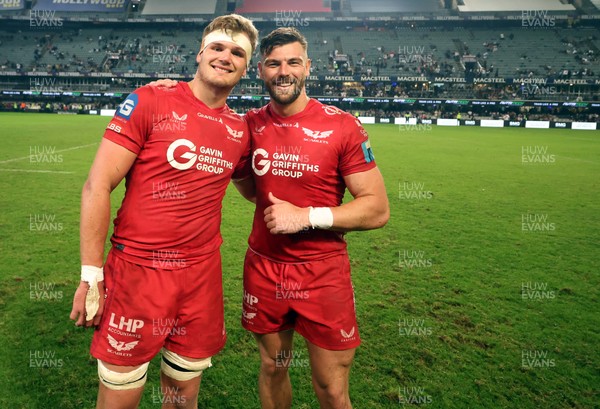 170525 - Hollywoodbets Sharks v Scarlets - United Rugby Championship -  Taine Plumtree of the Scarlets with Johnny Williams of the Scarlets