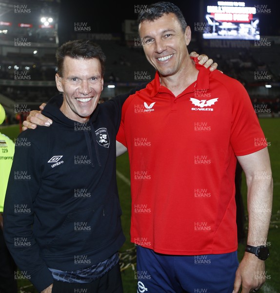 170525 - Hollywoodbets Sharks v Scarlets - United Rugby Championship - Jimmy Wright (Biokinetcist) of the Hollywoodbets Sharks with Albert Van Den Berg (Forward Coach) of the Scarlets