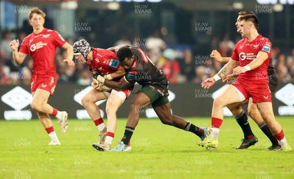 170525 - Hollywoodbets Sharks v Scarlets - United Rugby Championship - Tinotenda Mavesere of the Hollywoodbets Sharks tackling Tom Rogers of the Scarlets