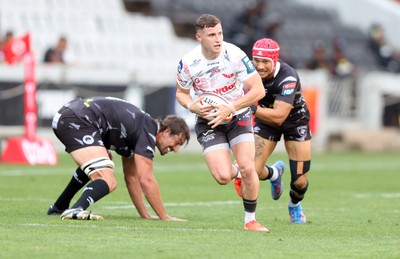251025 - Hollywoodbets Sharks v Scarlets - United Rugby Championship - Archie Hughes of the Scarlets