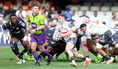 251025 - Hollywoodbets Sharks v Scarlets - United Rugby Championship - Archie Hughes of the Scarlets