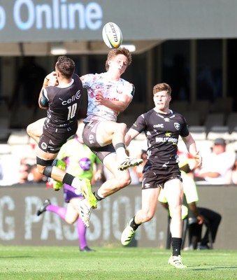 251025 - Hollywoodbets Sharks v Scarlets - United Rugby Championship - Jean Smith of the Hollywoodbets Sharks and Jaco Williams of the Hollywoodbets Sharks