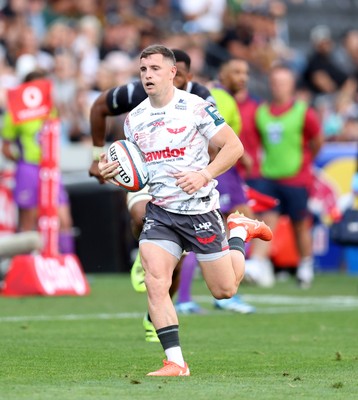 251025 - Hollywoodbets Sharks v Scarlets - United Rugby Championship - Archie Hughes of the Scarlets