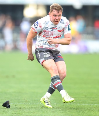 251025 - Hollywoodbets Sharks v Scarlets - United Rugby Championship - Sam Costelow of the Scarlets kicks for goal