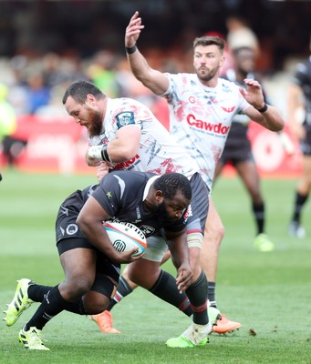 251025 - Hollywoodbets Sharks v Scarlets - United Rugby Championship - Marnus van der Merwe of the Scarlets and Ox Nche of the Hollywoodbets Sharks