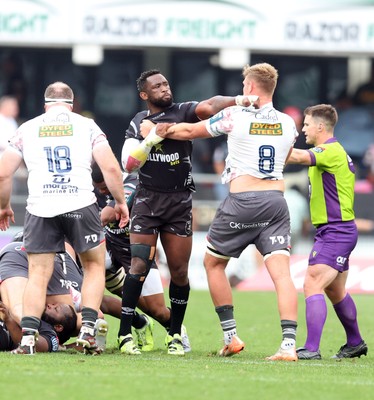 251025 - Hollywoodbets Sharks v Scarlets - United Rugby Championship - Siya Kolisi of the Hollywoodbets Sharks and Taine Plumtree of the Scarlets