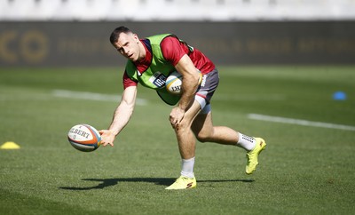 251025 - Hollywoodbets Sharks v Scarlets - United Rugby Championship - Gareth Davies of the Scarlets