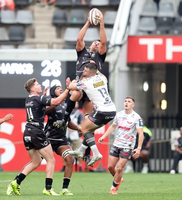 251025 - Hollywoodbets Sharks v Scarlets - United Rugby Championship - Eben Etzebeth of the Hollywoodbets Sharks