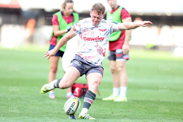 251025 - Hollywoodbets Sharks v Scarlets - United Rugby Championship - Sam Costelow of the Scarlets