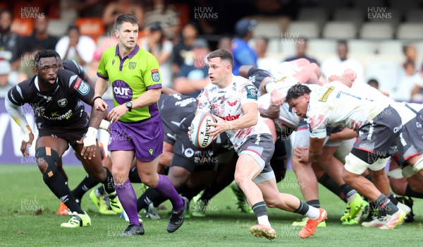251025 - Hollywoodbets Sharks v Scarlets - United Rugby Championship - Archie Hughes of the Scarlets