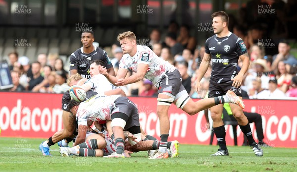 251025 - Hollywoodbets Sharks v Scarlets - United Rugby Championship - Taine Plumtree of the Scarlets