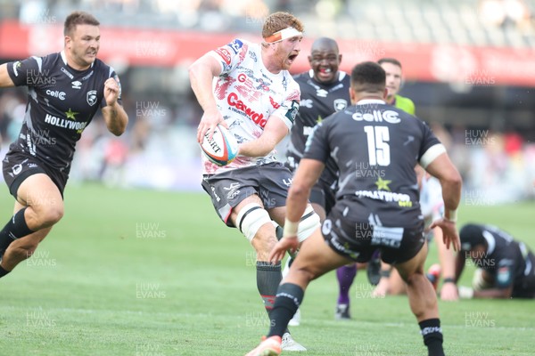 251025 - Hollywoodbets Sharks v Scarlets - United Rugby Championship - Harvey Cuckson of the Scarlets